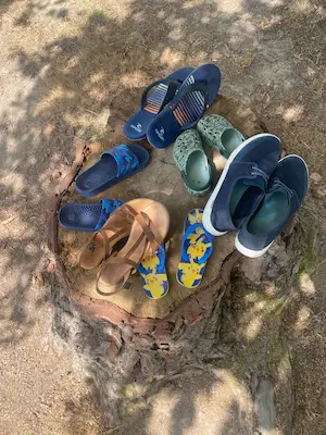 Chaussures déposées avant de commencer le sentier pieds nus au Domaine de Larrous – Domaine de Larrous, Gaujacq (Landes)