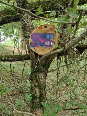 Décoration en bois peint accrochée dans les arbres sur le sentier pieds nus du Domaine de Larrous – Domaine de Larrous, Gaujacq (Landes)