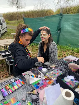 Atelier de maquillage calavera pour el Día de los Muertos avec une maquilleuse et une participante au Labyrinthe de Chalosse – Domaine de Larrous, Gaujacq (Landes)