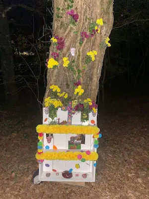 Autel décoré pour el Día de los Muertos avec fleurs colorées et têtes de mort au Sentier Pieds Nus – Domaine de Larrous, Gaujacq (Landes)