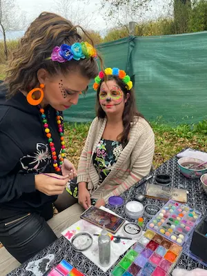 Maquillage calavera sur une femme avec couronne de fleurs lors de l’événement Día de los Muertos au Labyrinthe de Chalosse – Domaine de Larrous, Gaujacq (Landes)