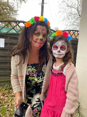Mère et fille maquillées en calavera avec couronnes de fleurs pour el Día de los Muertos au Labyrinthe de Chalosse – Domaine de Larrous, Gaujacq (Landes)