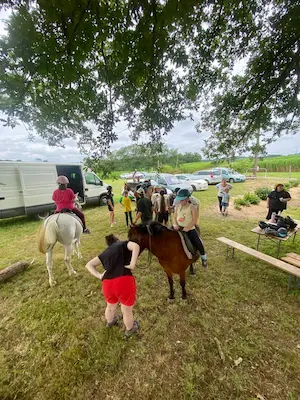 Activité poney pour enfants au Labyrinthe de Chalosse avec familles en sortie nature dans les Landes – Domaine de Larrous, Gaujacq (Landes)