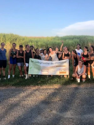 Amis participant à une activité de plein air au Labyrinthe de Chalosse dans les Landes devant le champ de maïs – Domaine de Larrous, Gaujacq (Landes)